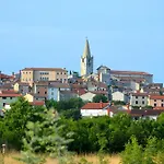 Mon Perin Castrum - Castel 公寓 *